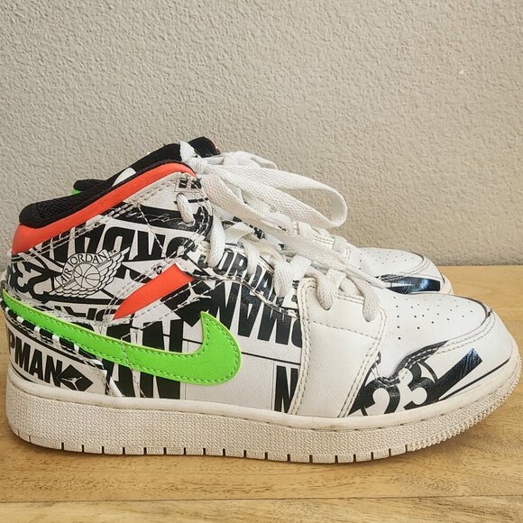 Nike Air Jordan 1 Mid All Over Print Logos Boys Size 4Y 554724-119 - Picture 1 of 13